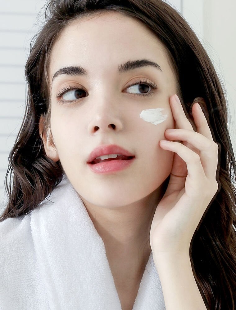 White Flower Snow Cream Beyazlatıcı Işıltı Artırıcı Yüz Kremi 150 ml